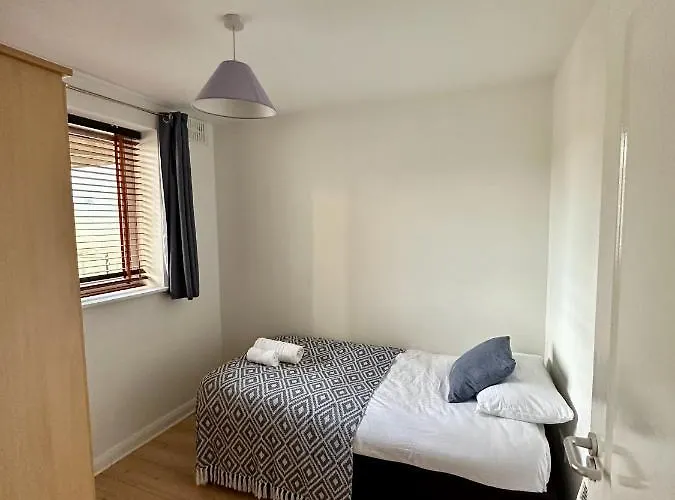 Overlooking City Centre Apt